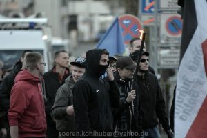 Felix Staps (mit Kappe und Fackel) und Oliver Hoffmann (davor mit Schlauchschal) auf der Thügida-Demonstration am 20.04.2016