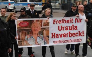 Beatrice Fischer bei einer Solidaritätsdemo für die Holocaustleugnerin Ursula Haverbeck am 10.11.2018 in Bielefeld