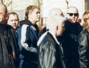 Roberto Graf (1. v.l.) und Jens Fröhlich (1. v.r.) bei einer Demo des Thüringer Heimatschutzes und der NPD am 12.02.2000 in Gera