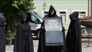 Heiko Donath (Mitte) mit einem verschwörungsmythischen Schauspiel des “Schweigemarsch Eisenberg” am 19.06.2021