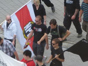 Bryan Kahnes (mittig mit Rucksack) auf einer Demonstration der NPD in Gera am 17.06.2012. 1. v.l. Michael Janssen, 2. v.l. Kevin Aßmann, rechts unten mit Fahne: Mario Schreiber, unten mittig im roten Shirt: Jacqueline Möbes.