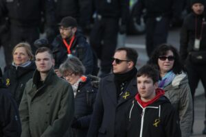 Bryan Kahnes (mittig, mit Sonnenbrille und Mantel) am 15.02.2020 in Dresden. Daneben: Maurice Mischek (rote Kapuze)
