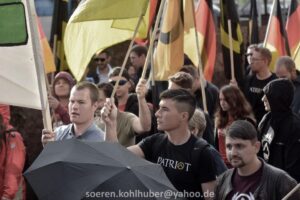 Kevin Schulhauser (rechts unten) auf einer Demonstration der Identitären am 17.06.2016 in Berlin.