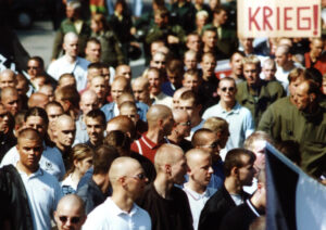 Christian Klar (links unten mit weißem Poloshirt und Jacke über der Schulter) am 04.09.1999 auf einer Demo des Thüringer Heimatschutzes und der NPD in Gera