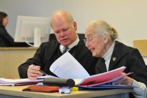 Detlev Funke gen Kaiser als Rechtsanwalt der Holocaustleugnerin Ursula Haverbeck 2017 vor Gericht